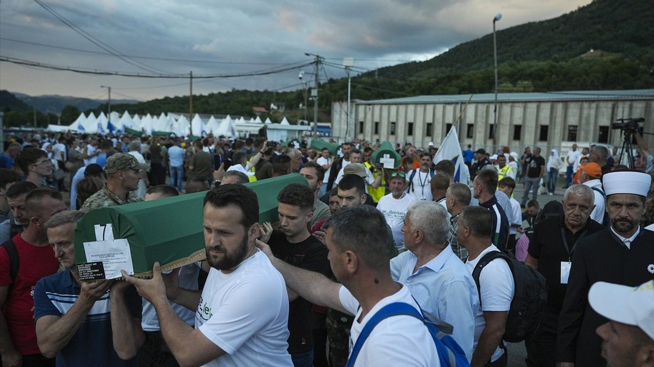 Srebrenitsa Soykırımında 7 Kurbanın Cenazesi Potoçari'ye Taşındı