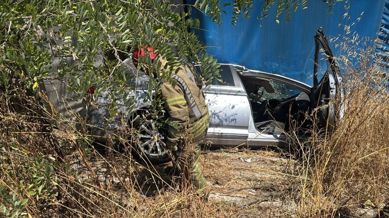 Sultanbeyli'de Devrilen Otomobilin Sürücüsü Yaralandı