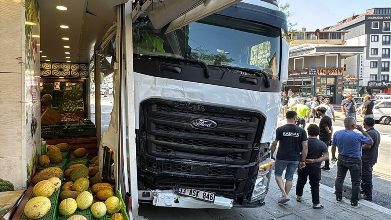 Sultanbeyli'de Yokuşta Kayarak Kazaya Neden Olan Tırın Görüntüleri Güvenlik Kamerasında