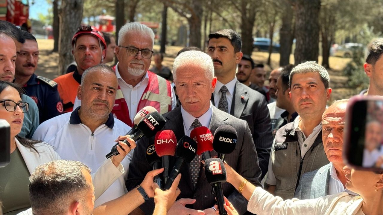 Sultangazi'de Ormanlık Alanda Çıkan Yangın Kontrol Altına Alındı