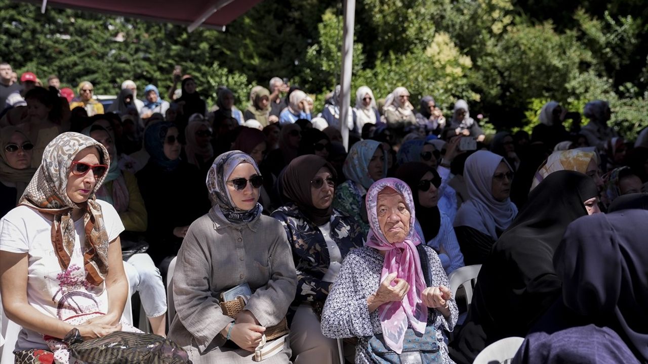 Sümbül Efendi Merkez Tekkesi'nde 10 Bin Kişilik Aşure Kaynatıldı