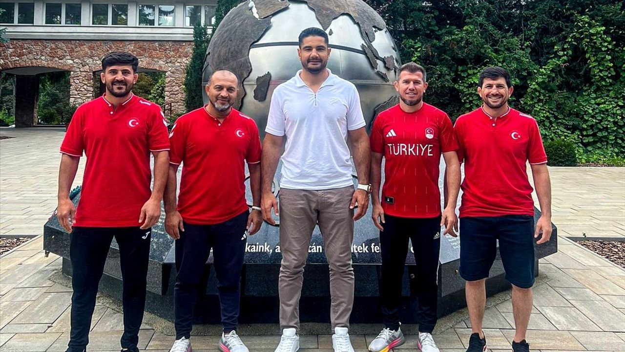 Taha Akgül, Macaristan'daki Milli Güreşçilere Moral Ziyareti Gerçekleştirdi