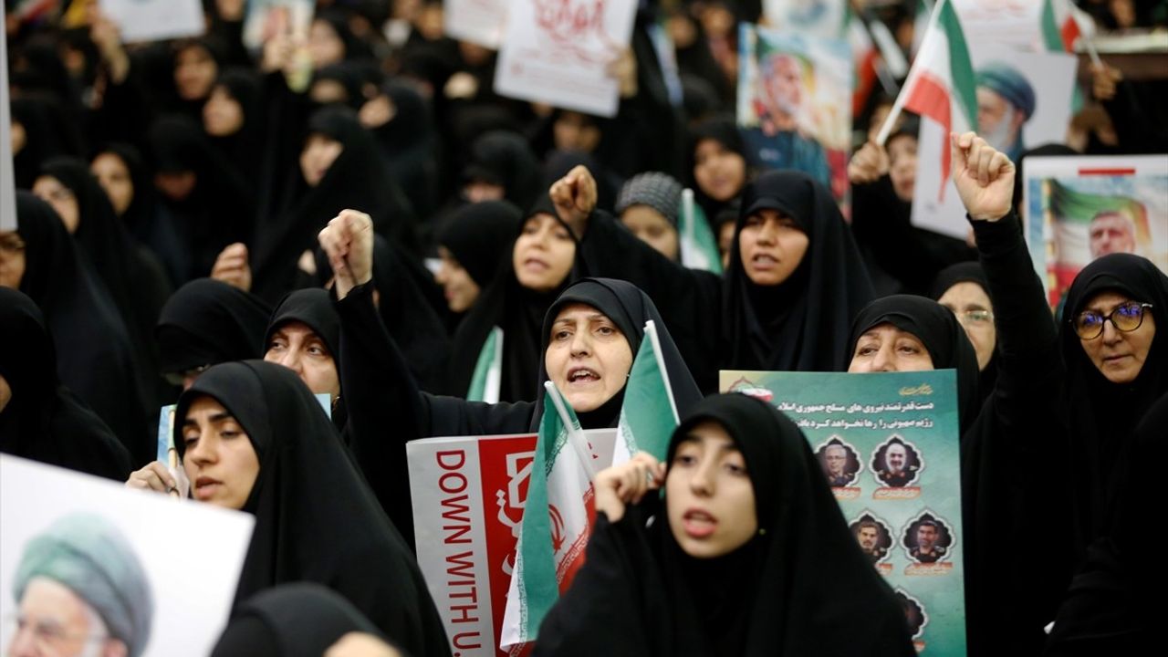 Tahran'da İsrail'in Saldırılarında Hayatını Kaybedenler İçin Anma Töreni Düzenlendi