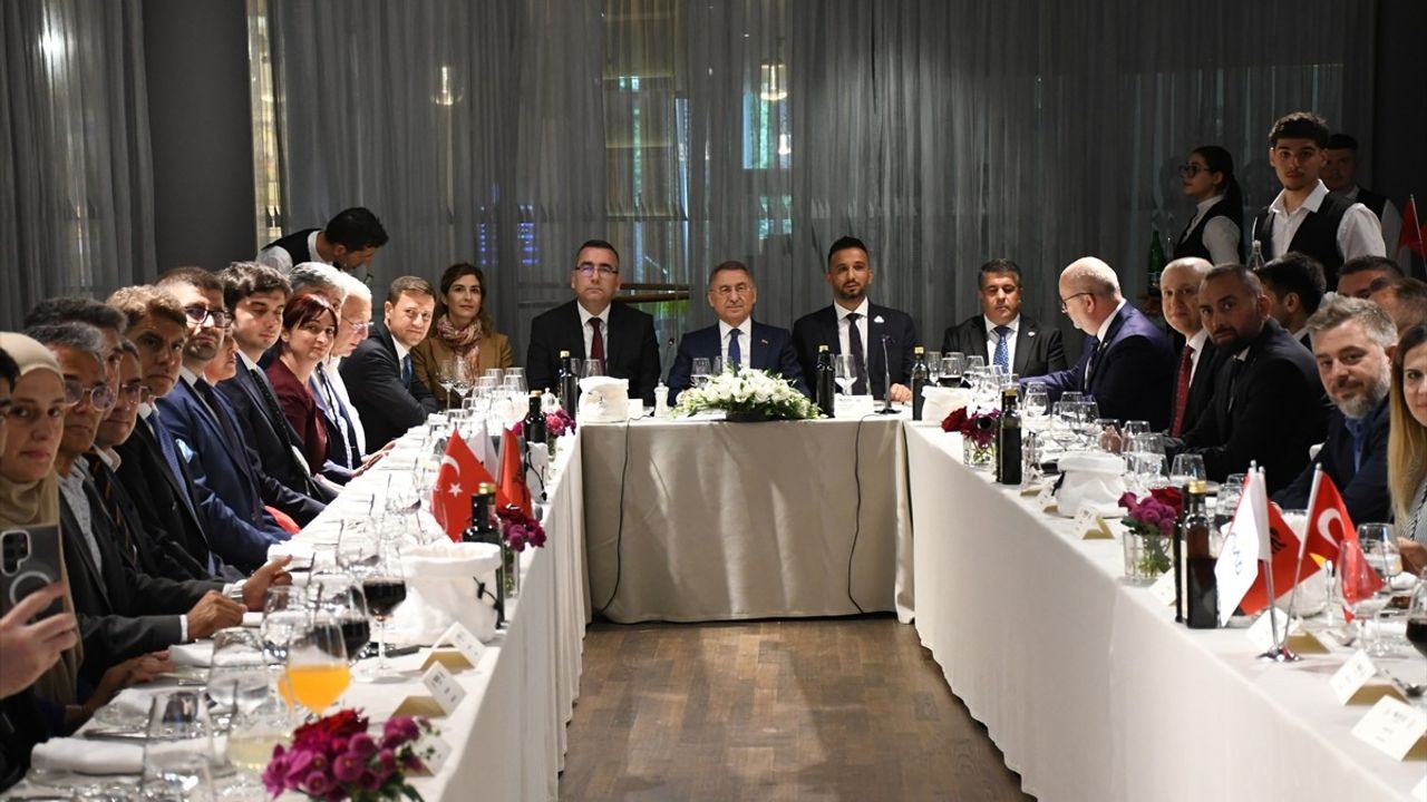 TBMM Dışişleri Komisyonu Başkanı Fuat Oktay, Tiran'da Türk İş İnsanlarıyla Görüştü