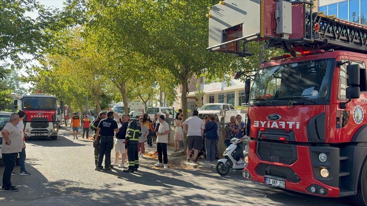 Tekirdağ'da 9 Katlı Binanın Çatısında Yangın Çıktı