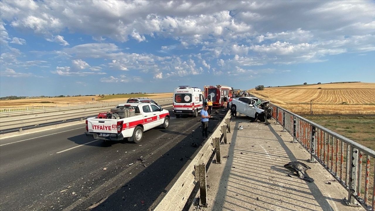 Tekirdağ'da Kamyona Çarpan Otomobilin Sürücüsü Hayatını Kaybetti