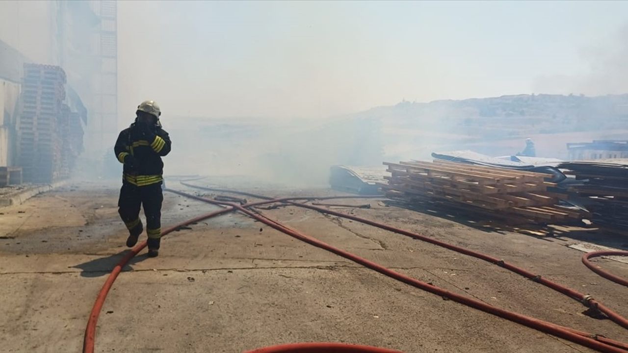 Tekirdağ'daki Alüminyum Fabrikasında Palet Yangını Kontrol Altına Alındı