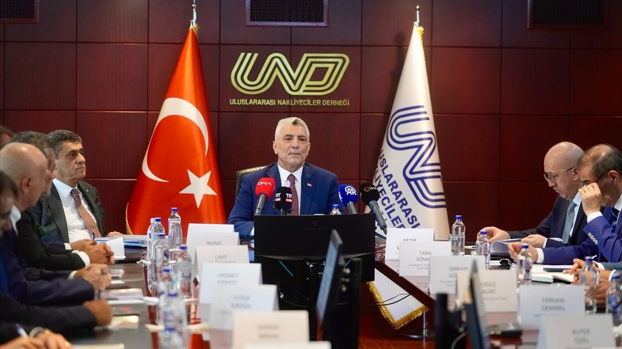 Ticaret Bakanı Bolat, Uluslararası Nakliyeciler Derneği'ni Ziyaret Etti