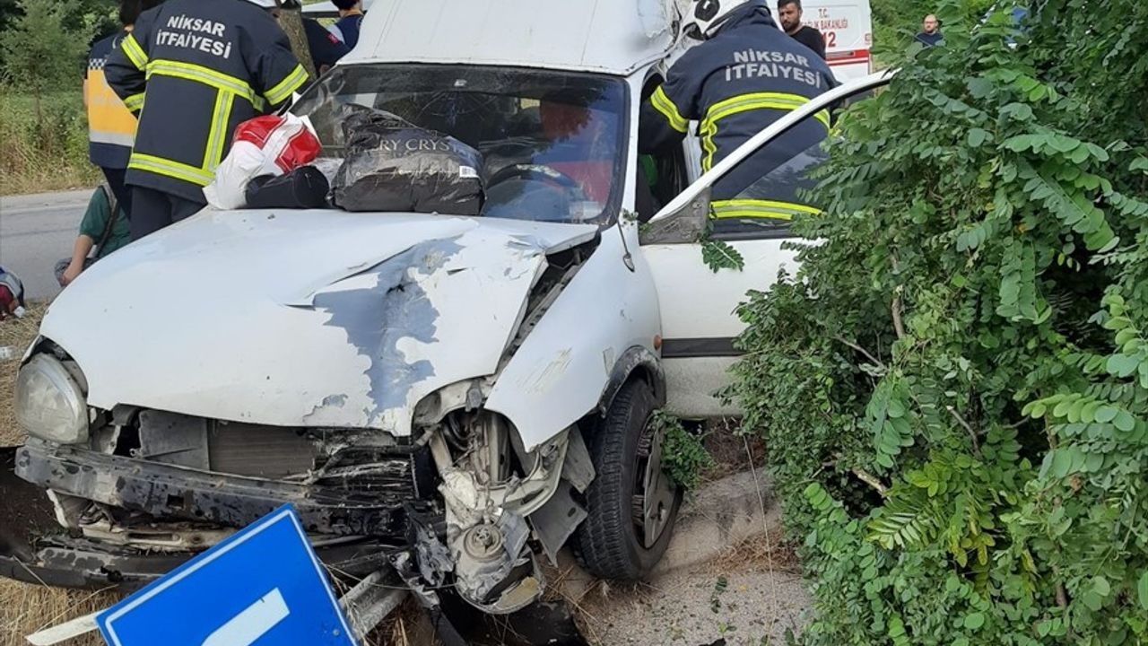 Tokat'ta Hafif Ticari Araç Ağaca Çarptı, 4 Kişi Yaralandı