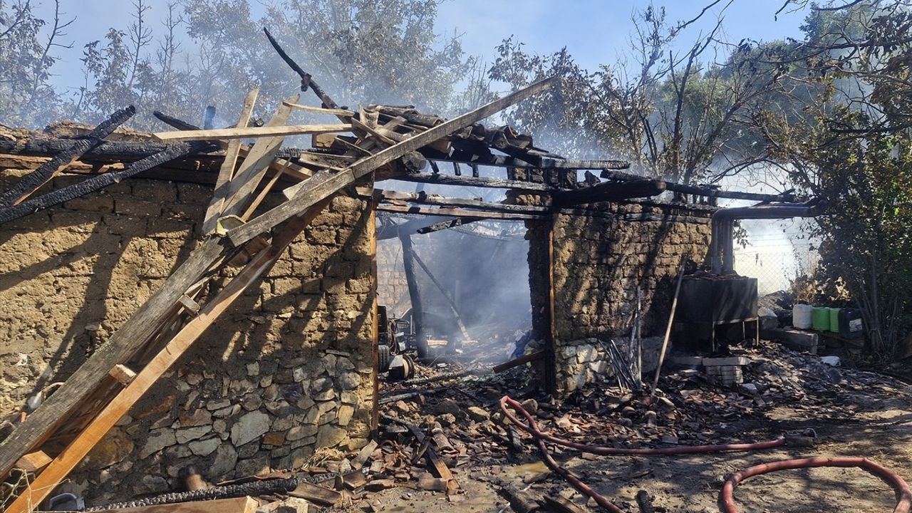 Tokat'ta Yangın: 1,5 Ton Buğday, 1 Ton Gübre ve İki Traktör Zarar Gördü