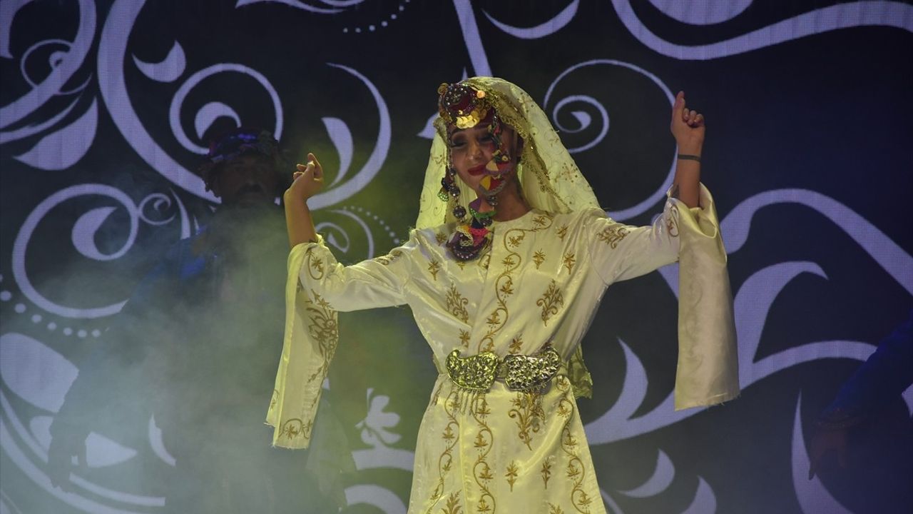 Trabzon'da 'Destanların Dansı' Gösterisi Büyük İlgi Gördü