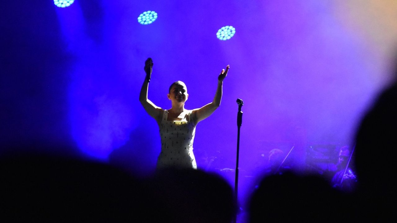 Trabzon Kültür Yolu Festivali'nde Merve Özbey Coşkusu