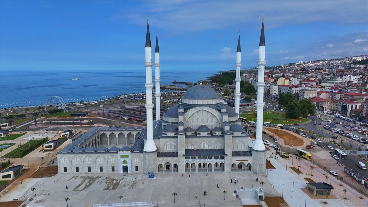 Trabzon Valisi Aziz Yıldırım, Hanife Hatun Camisi'nde İncelemede Bulundu