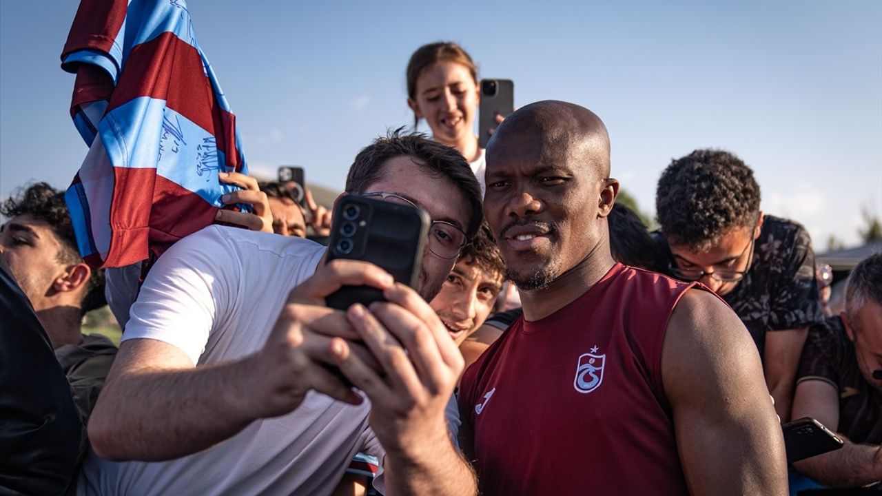 Trabzonspor Futbolcuları Erzurum'da Taraftarlarıyla Buluştu