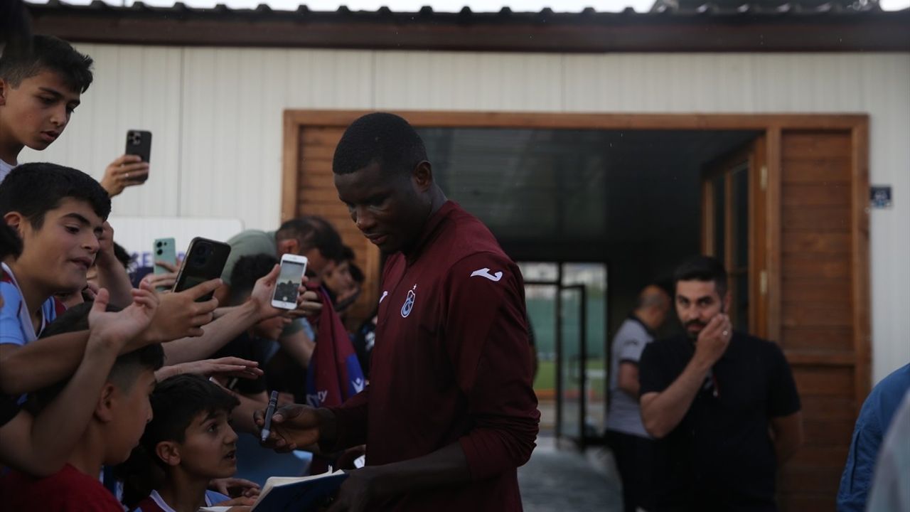 Trabzonspor Futbolcuları Erzurum'da Yağmura Rağmen Taraftarlarıyla Buluştu