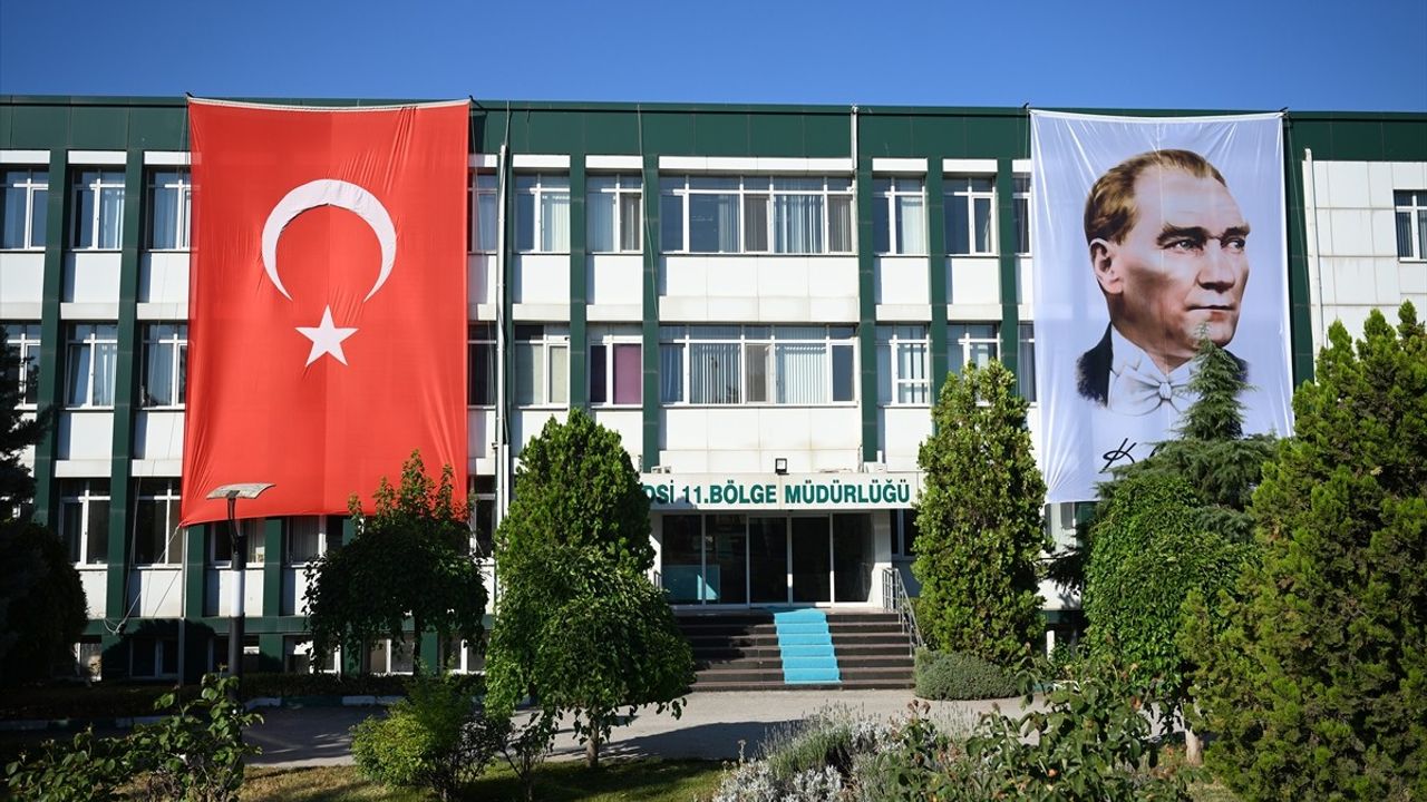 Trakya'da Kamu Binalarına 'Terörsüz Türkiye' İçin Türk Bayrağı Asıldı