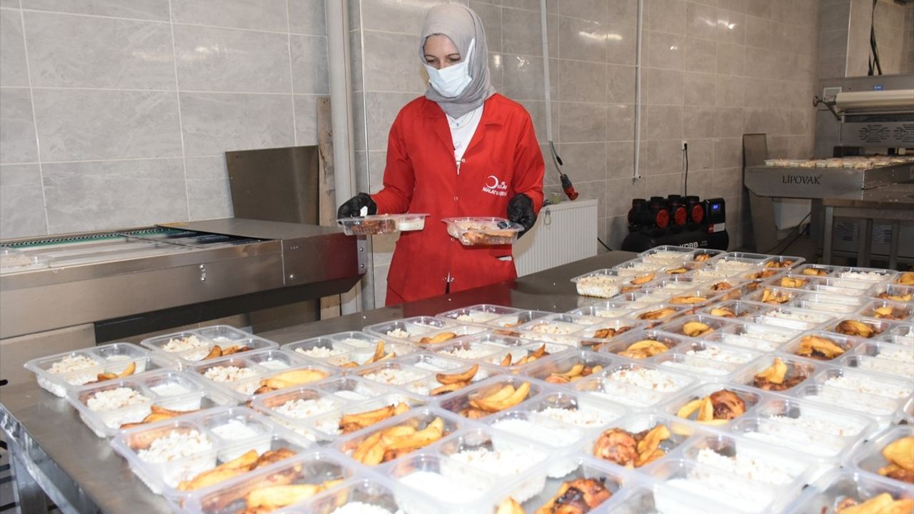Türk Kızılay Malatya Şubesi Her Gün Bin Kişiye Sıcak Yemek Ulaştırıyor