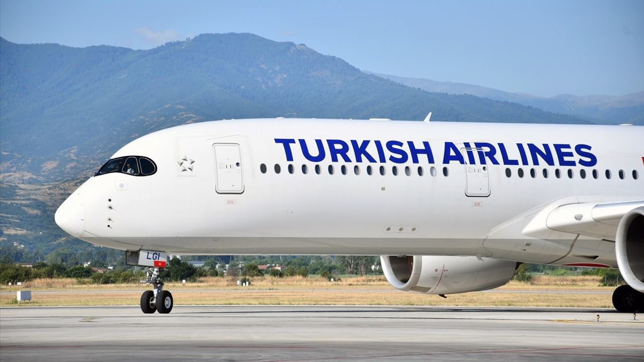 Türk Sporcular, Kuzey Makedonya'daki Avrupa Gençlik Olimpik Yaz Festivali'ne THY Uçuşu ile Ulaştı