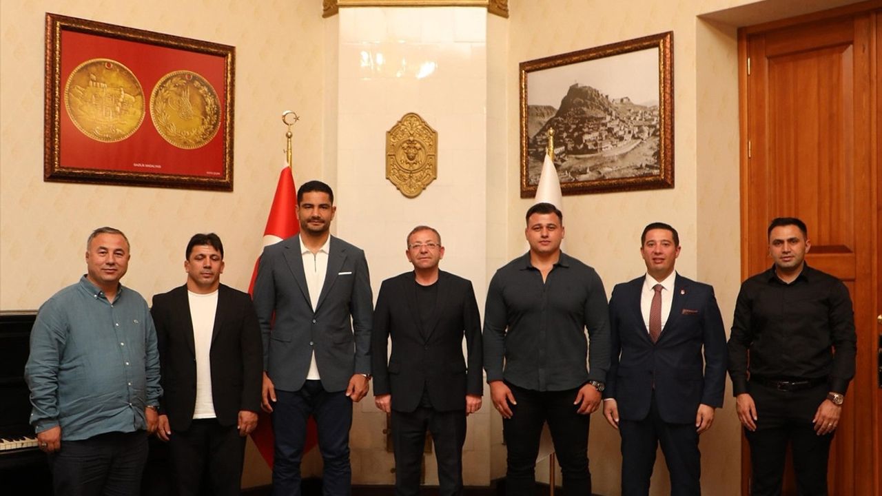 Türkiye Güreş Federasyonu Başkanı Taha Akgül, Kars Valisi Ziya Polat'ı Ziyaret Etti