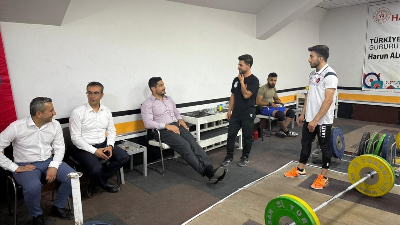 Türkiye Güreş Federasyonu Başkanı Taha Akgül, Şırnak Valisi Birol Ekici'yi Ziyaret Etti