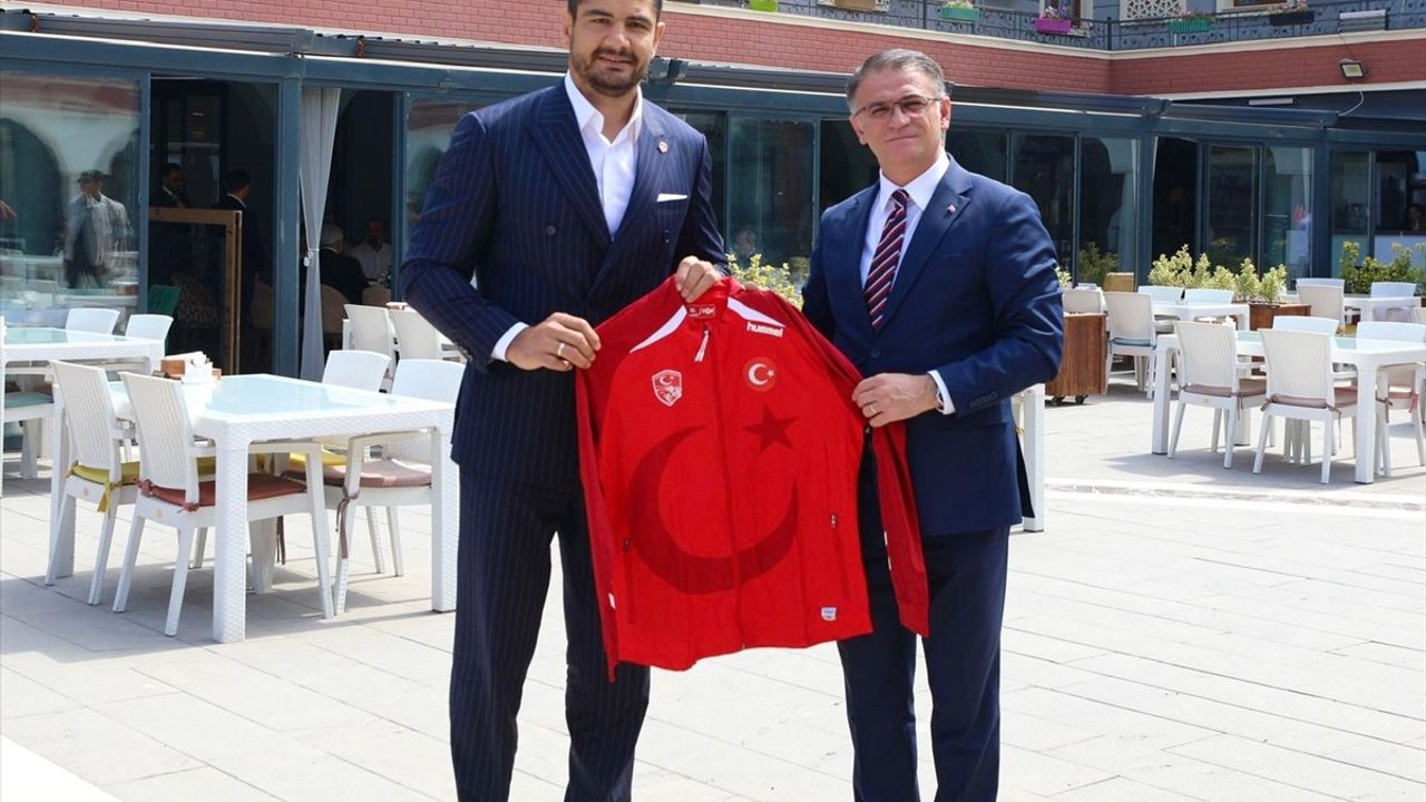 Türkiye Güreş Federasyonu Başkanı Taha Akgül, Van'da Yeni Güreş Eğitim Merkezi Müjdesi Verdi