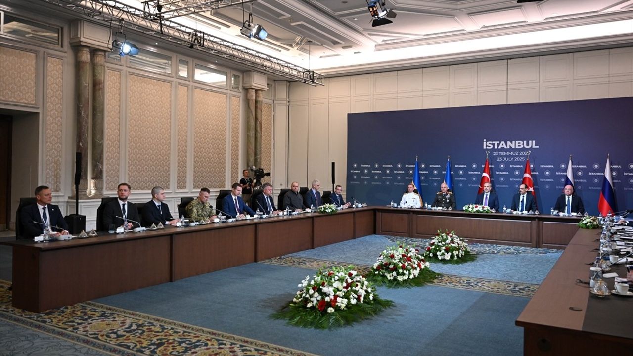 Türkiye-Rusya-Ukrayna Üçlü Toplantısı İstanbul'da Başladı