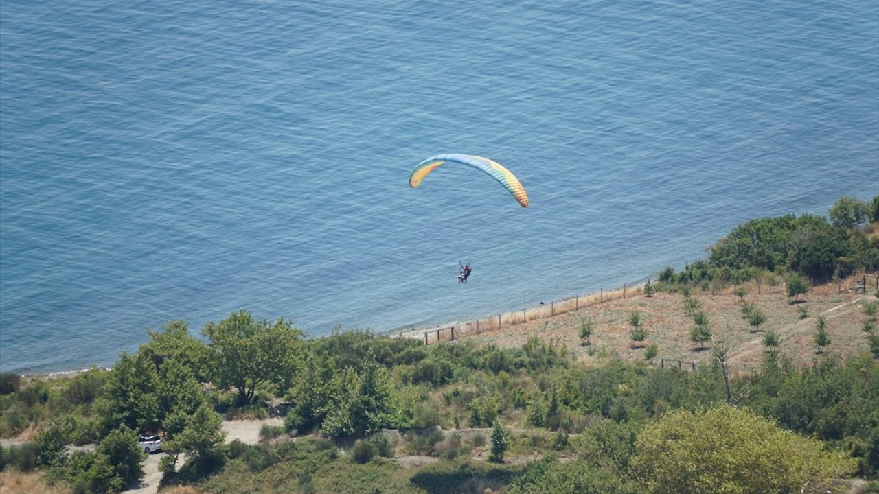 Uçmakdere'de Yamaç Paraşütü ile Adrenalin Dolu Uçuşlar