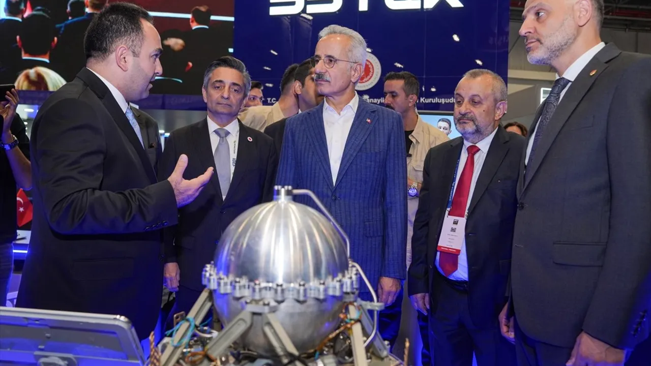 Ulaştırma ve Altyapı Bakanı Uraloğlu, IDEF 2025'te Yerli Malı Haftası'na Dikkat Çekti