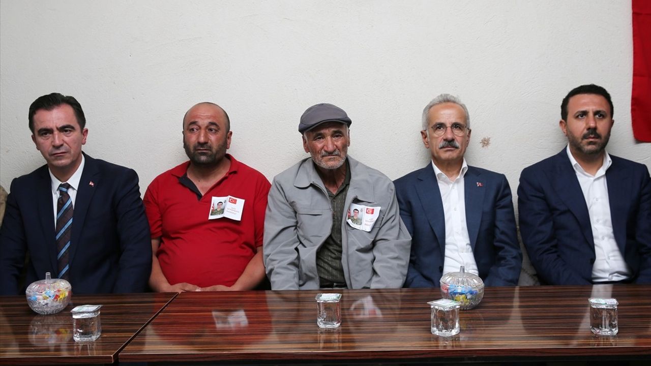 Ulaştırma ve Altyapı Bakanı Uraloğlu, Şehit Mahsun Yeşildemir'in Ailesine Taziye Ziyaretinde Bulundu