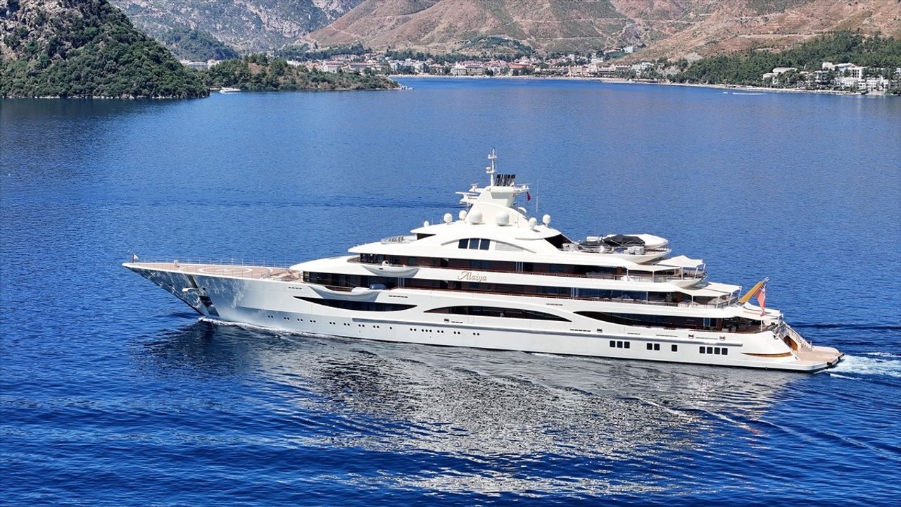 Ultra Lüks Yat 'Alaiya', Marmaris'te Yakıt İkmalinin Ardından Hareket Etti