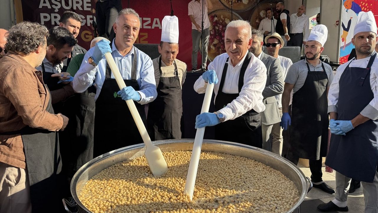 Ümraniye Belediyesi'nden 20 Bin Kişiye Aşure İkramı