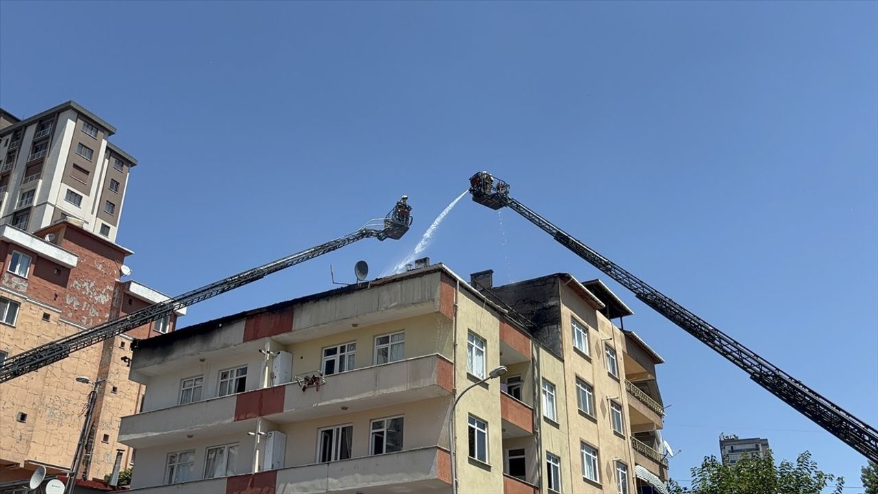 Ümraniye'de Çatı Katındaki Yangın Kontrol Altına Alındı