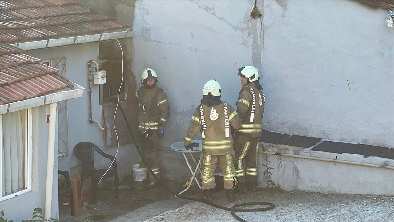 Ümraniye'de Çocuk Oyunuyla Yangın Çıkardı, İtfaiye Müdahale Etti