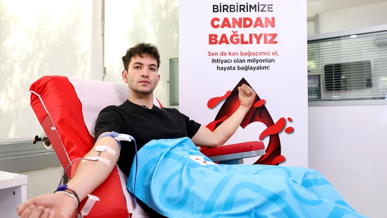 Ünlülerden Türk Kızılay'a Kan Bağışı Desteği