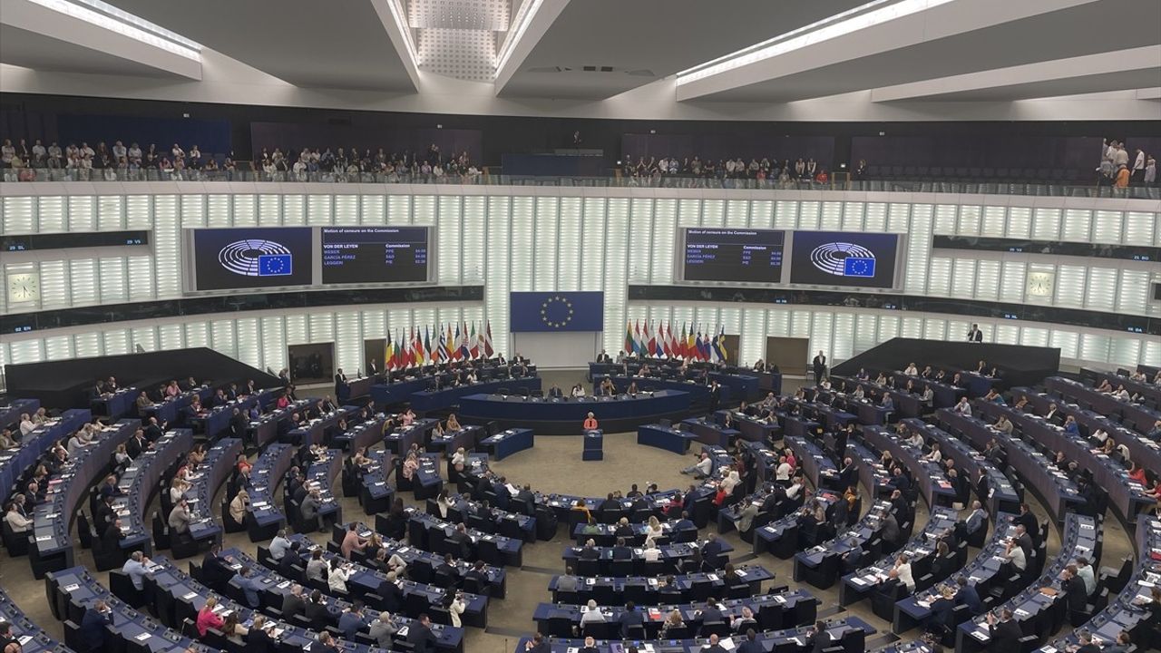 Ursula von der Leyen, Gensoru Önergesini Aşırı Sağın Saldırısı Olarak Nitelendirdi