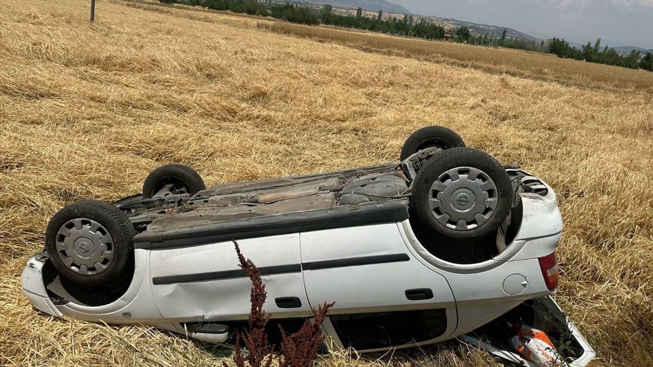 Uşak'ta Devri Tarlaya Düşen Otomobilde 3 Kişi Yaralandı