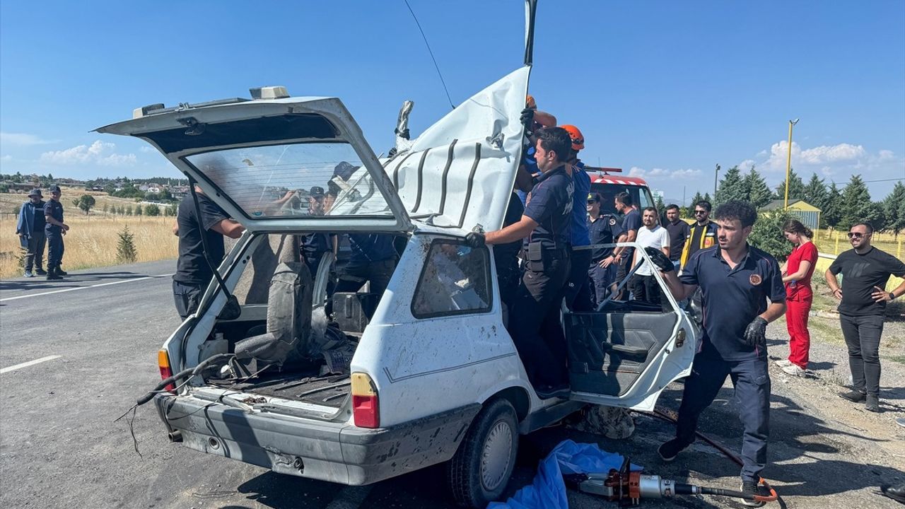 Uşak'ta Kamyonla Çarpışan Otomobildeki Baba ve Kızı Hayatını Kaybetti