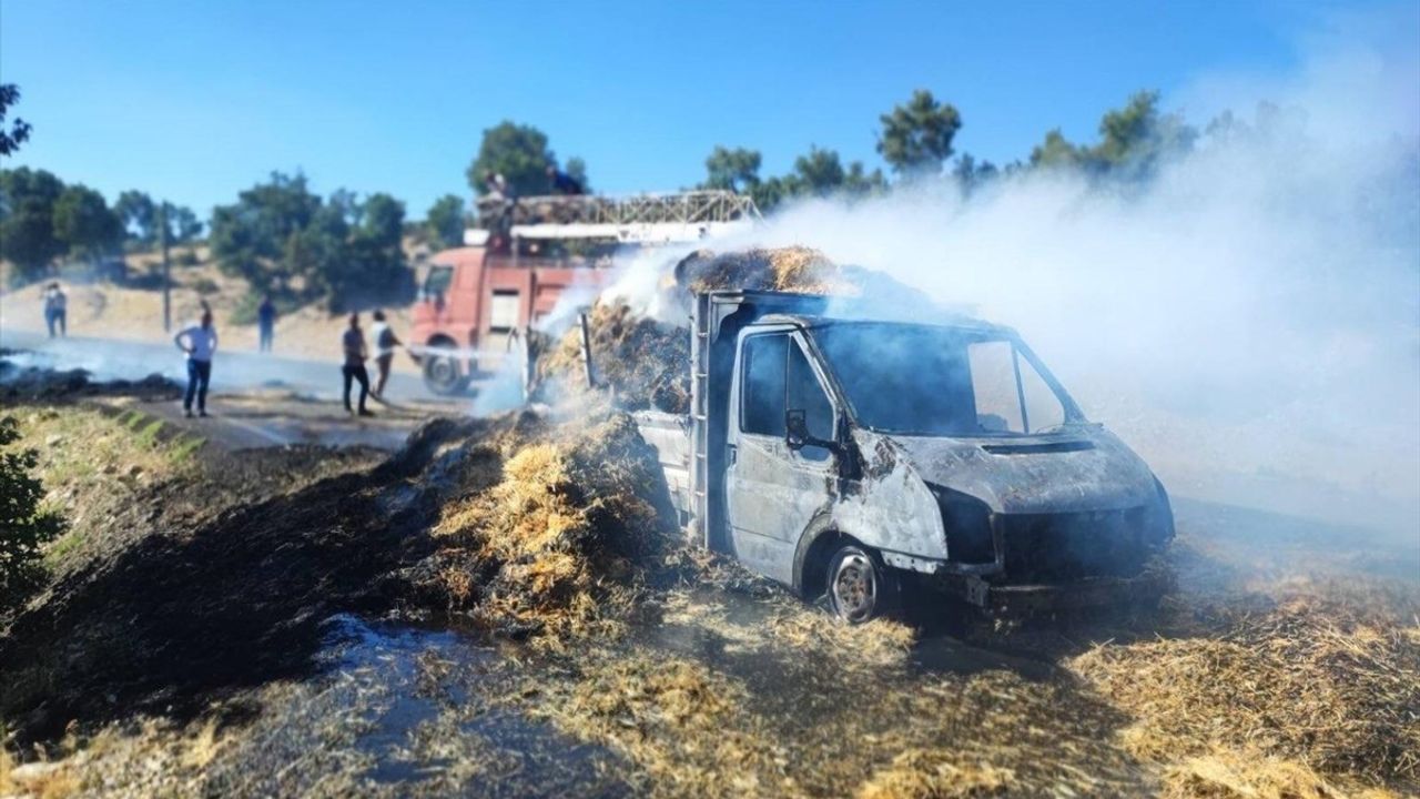 Uşak'ta Yangın: Saman Yüklü Kamyonetteki Çift Ağır Yaralandı