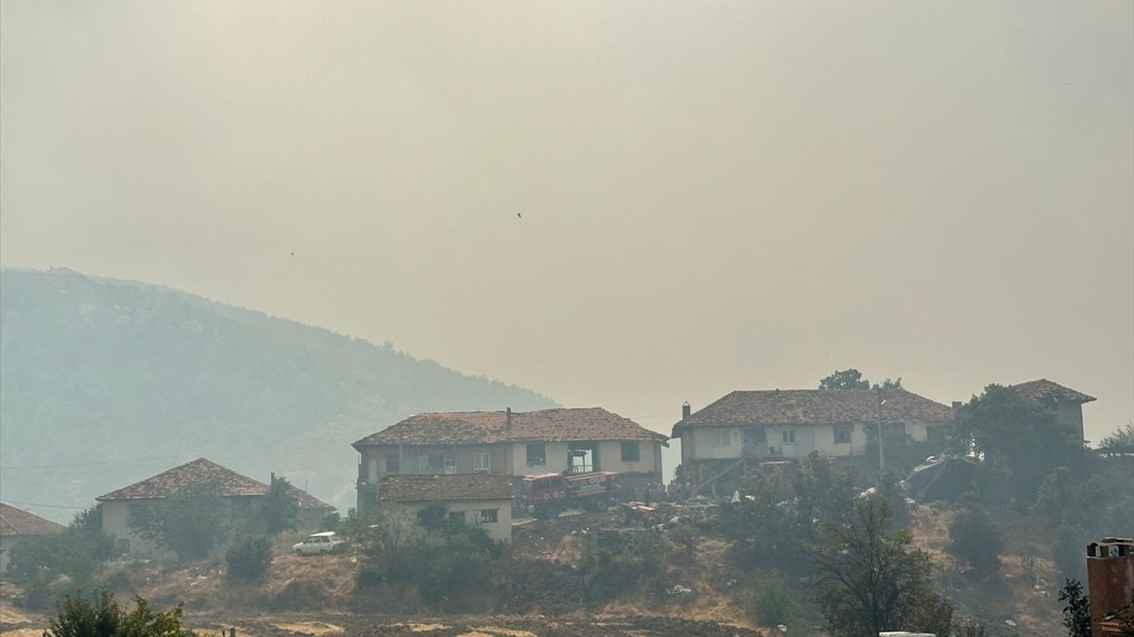 Uşak'taki Orman Yangınına Müdahale Devam Ediyor