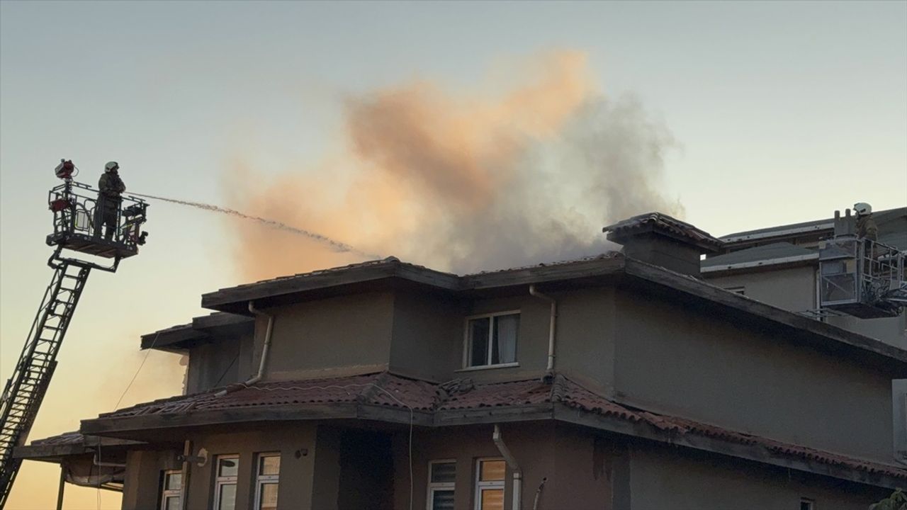 Üsküdar'da Çatı Katındaki Yangın İtfaiye Ekipleri Tarafından Kontrol Altına Alındı
