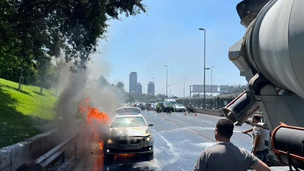 Üsküdar'da Seyir Halindeki Otomobil Yangınında Araç Kullanılamaz Hale Geldi