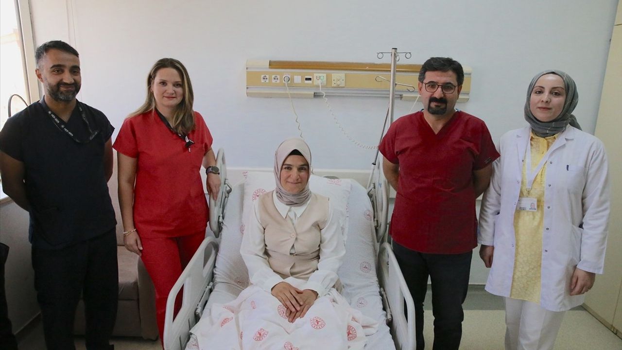 Van'da 6 Saatlik Ameliyatla Tiroit Kanserinden Kurtulan Kadın Şifa Buldu