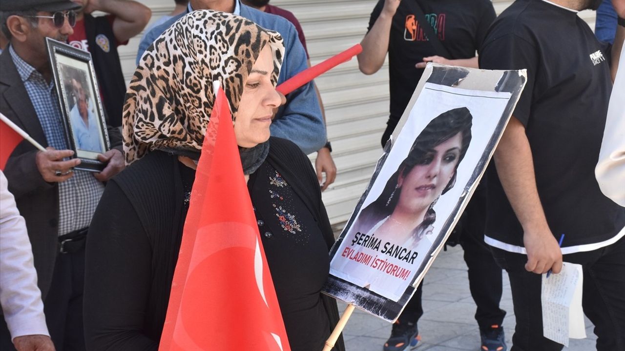 Van'da Aileler, DEM Parti Önünde 'Evlat Nöbeti'ni Sürdürüyor