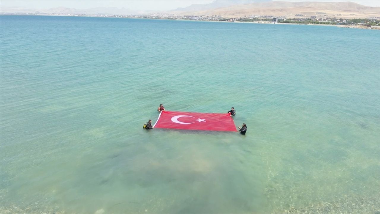 Van'da Dalgıçlar Denizcilik ve Kabotaj Bayramı'nı Türk Bayrağı ile Kutladı
