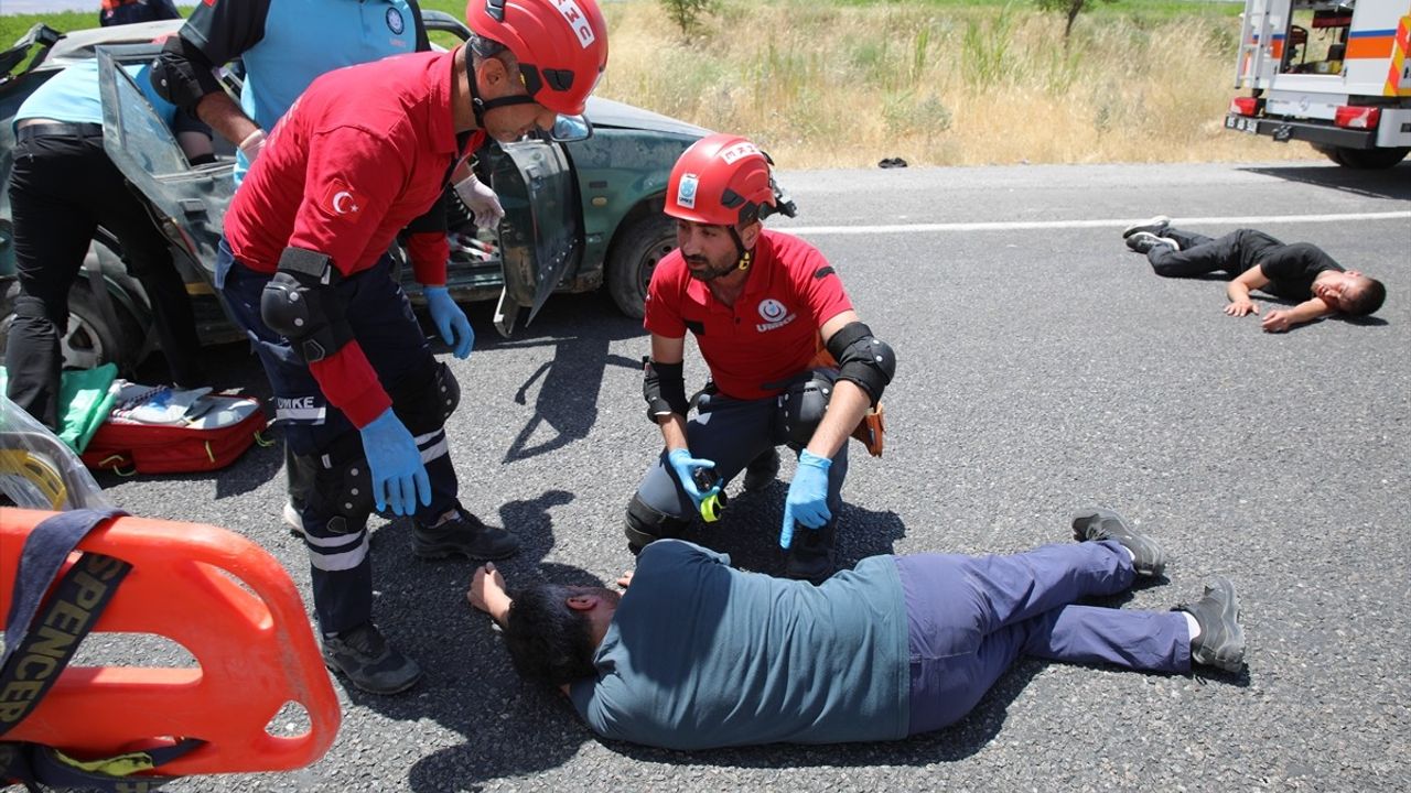 Van'da Gerçekçi Trafik Kazası Tatbikatı Düzenlendi