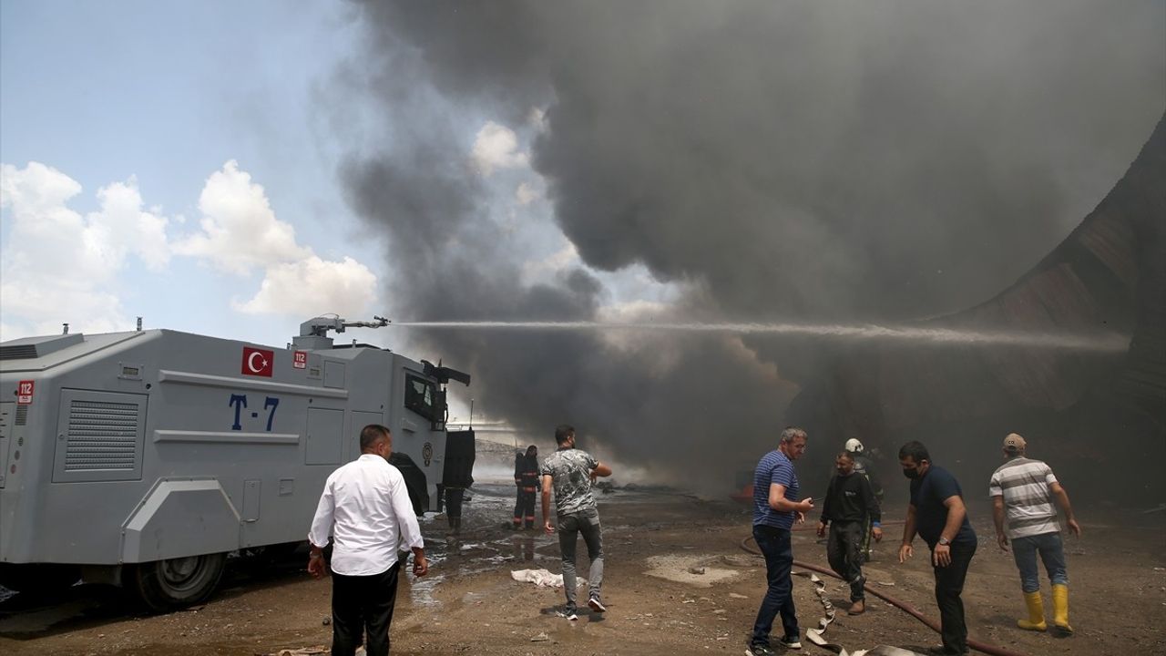 Van'da Geri Dönüşüm Tesisi Yangını Kontrol Altına Alındı