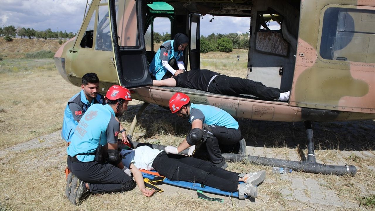 Van'da Helikopter Kazası Senaryolu Arama Kurtarma Tatbikatı Gerçekleştirildi
