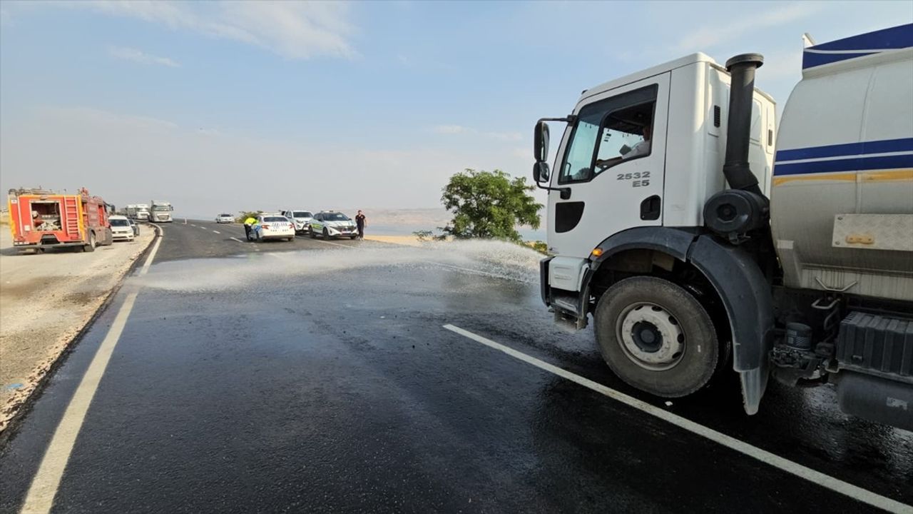 Van'da minibüs ve otomobil çarpıştı: 14 yaralı