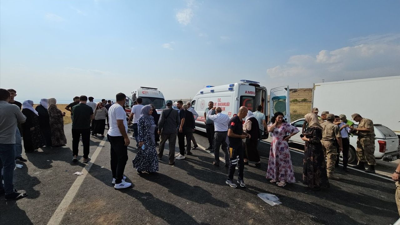 Van'da Minibüs ve Otomobilin Çarpıştığı Kazada 11 Kişi Yaralandı