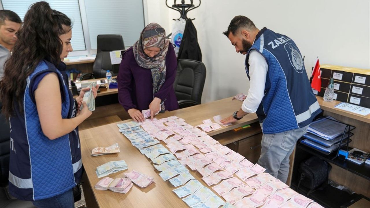 Van'da Zabıta Ekipleri Dilencinin Üzerinde 75 Bin 950 Lira Buldu